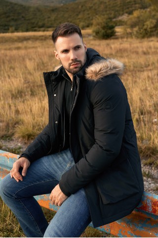 Muška nova kolekcija: traperice, majice, veste i jakne za svaki stil